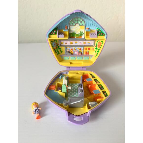 Vintage Polly Pocket Bluebird 1992 - Fast Food Restaurant / Patty's Burger Bar - Picture 1 of 6